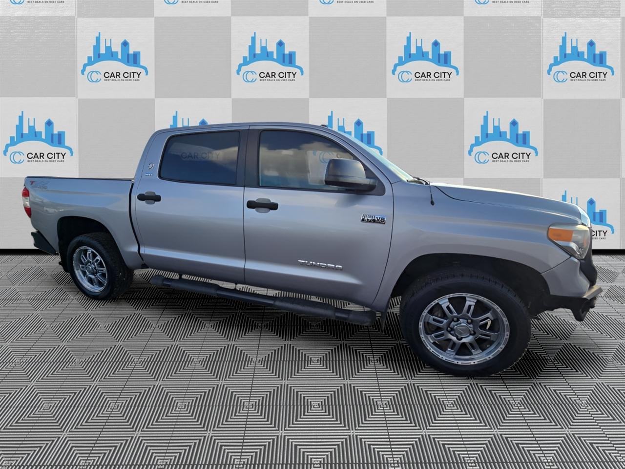 Toyota Tundra SR5 5.7L V8 FFV CrewMax 4WD 2017