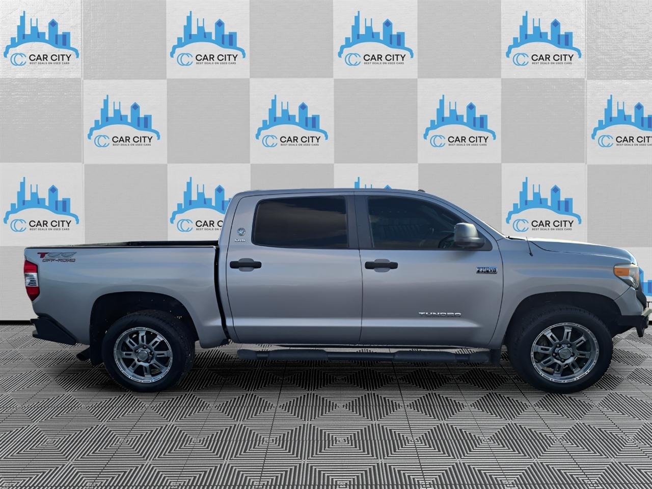 Toyota Tundra SR5 5.7L V8 FFV CrewMax 4WD 2017