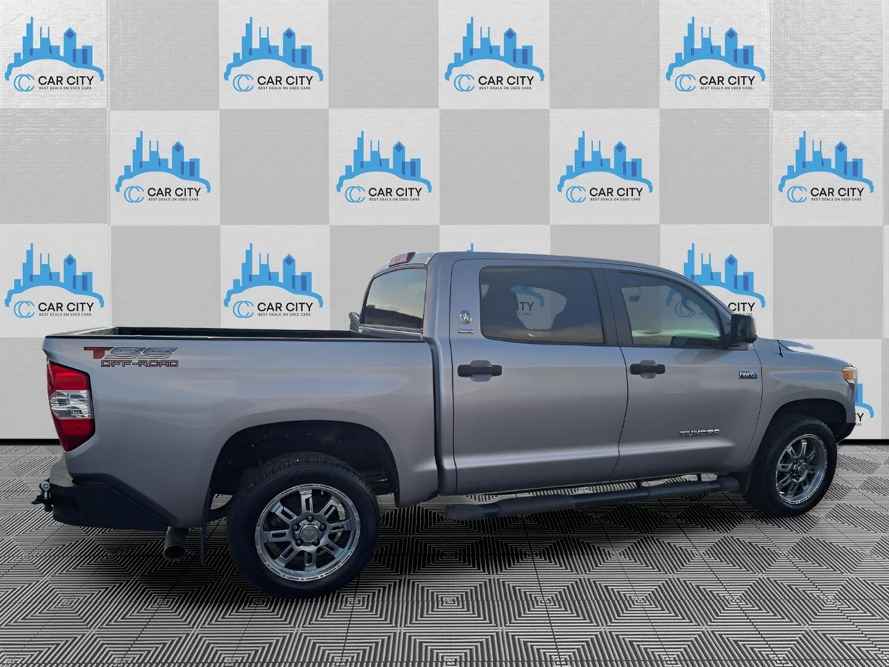 Toyota Tundra SR5 5.7L V8 FFV CrewMax 4WD 2017