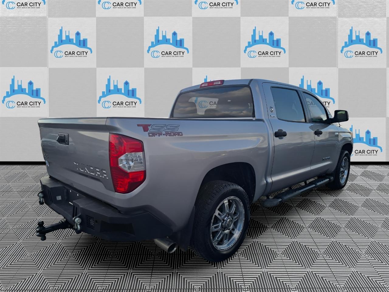 Toyota Tundra SR5 5.7L V8 FFV CrewMax 4WD 2017