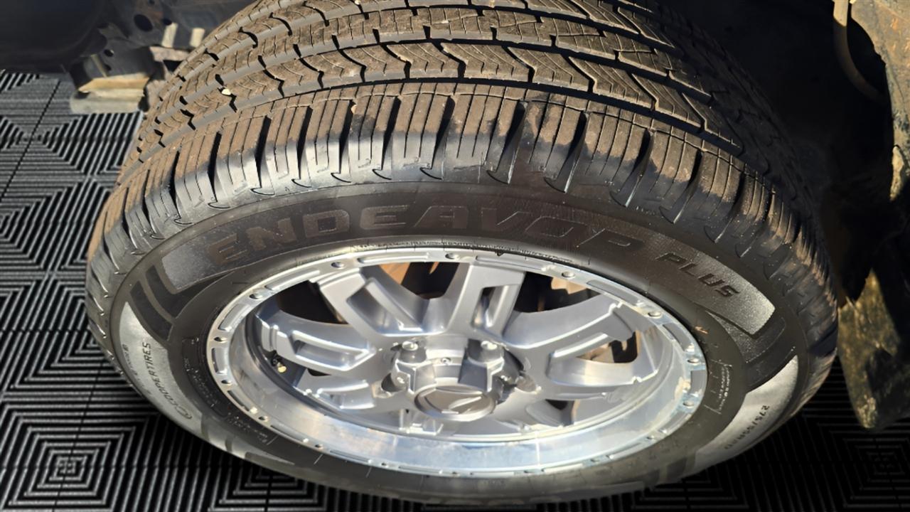 Toyota Tundra SR5 5.7L V8 FFV CrewMax 4WD 2017