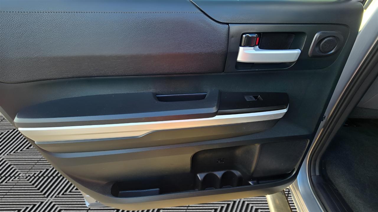 Toyota Tundra SR5 5.7L V8 FFV CrewMax 4WD 2017