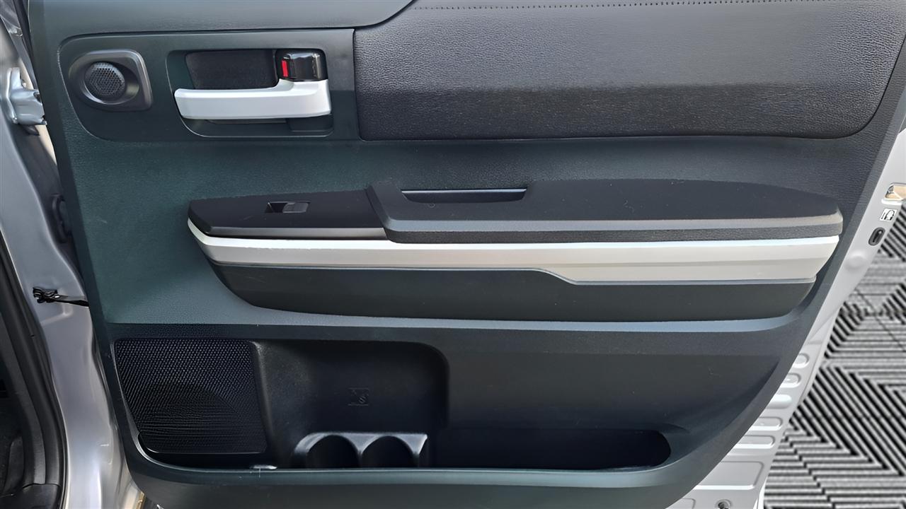 Toyota Tundra SR5 5.7L V8 FFV CrewMax 4WD 2017