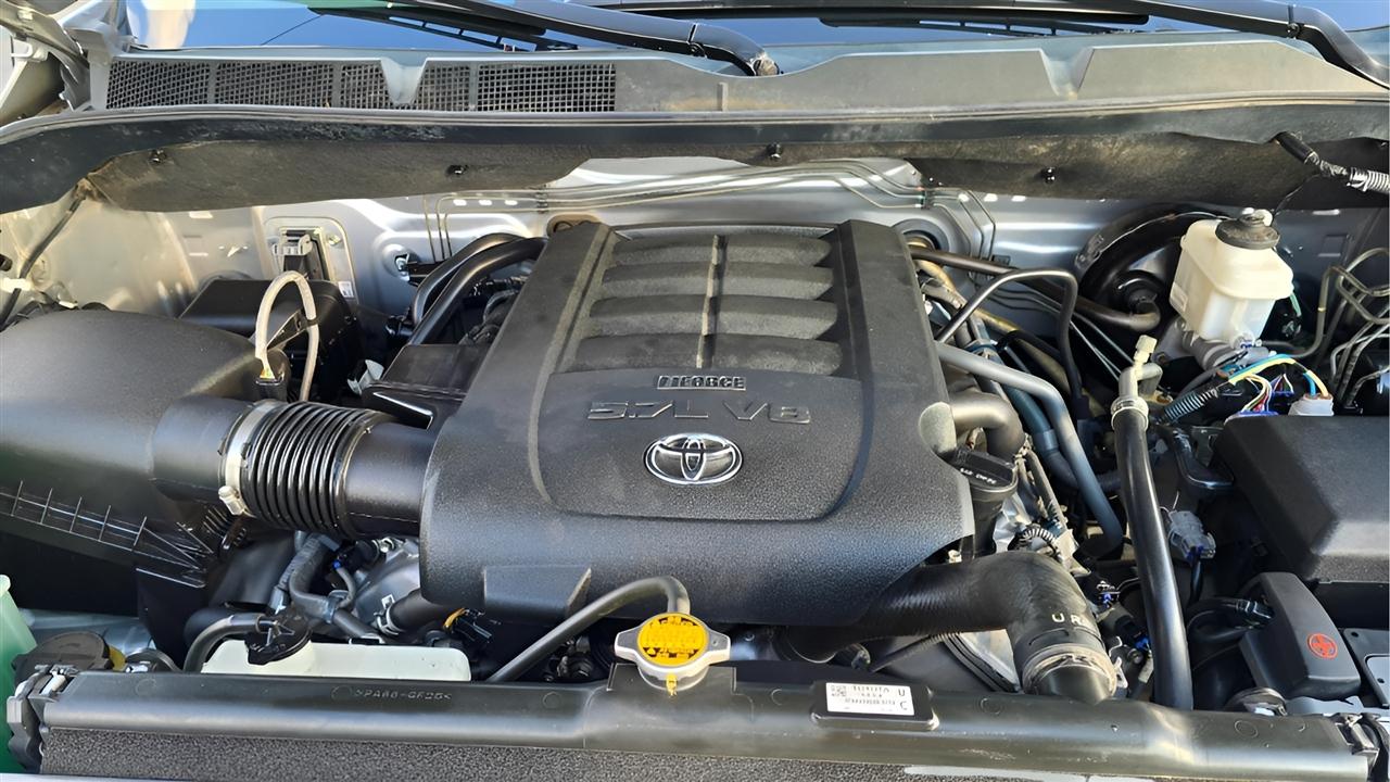 Toyota Tundra SR5 5.7L V8 FFV CrewMax 4WD 2017