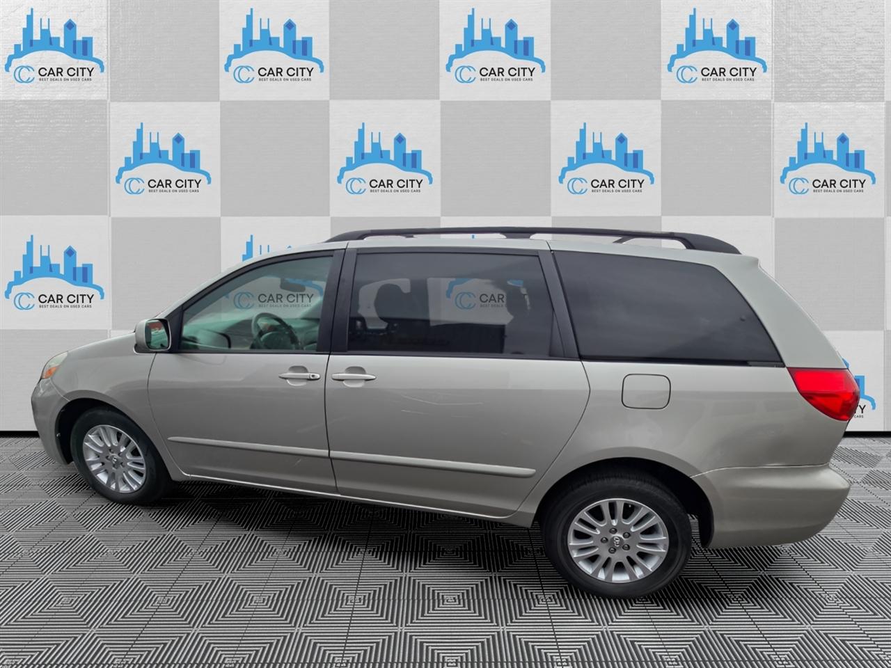 Toyota Sienna XLE FWD 2009