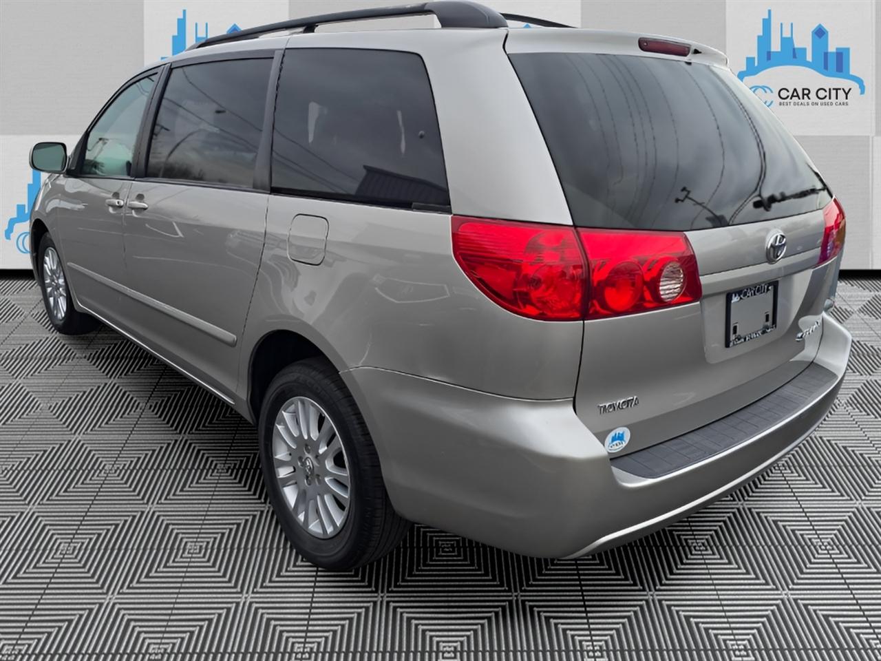 Toyota Sienna XLE FWD 2009