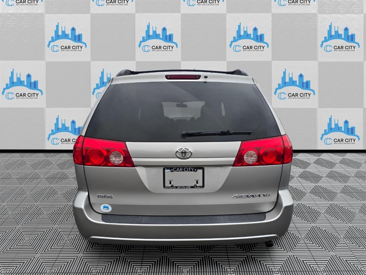 Toyota Sienna XLE FWD 2009