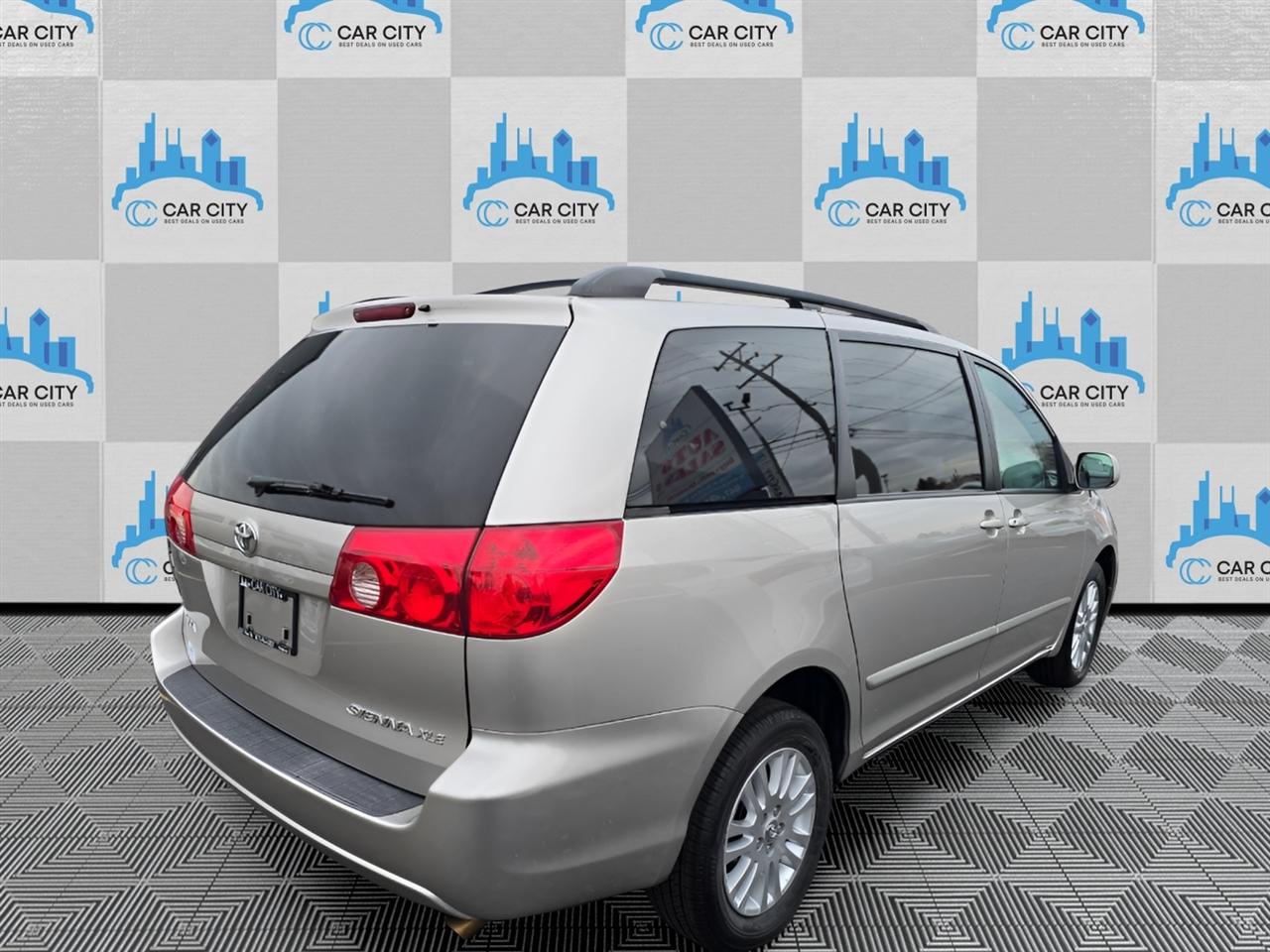 Toyota Sienna XLE FWD 2009