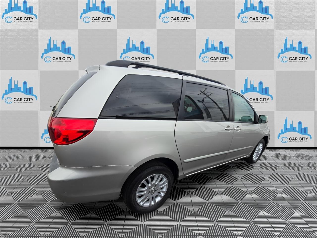 Toyota Sienna XLE FWD 2009