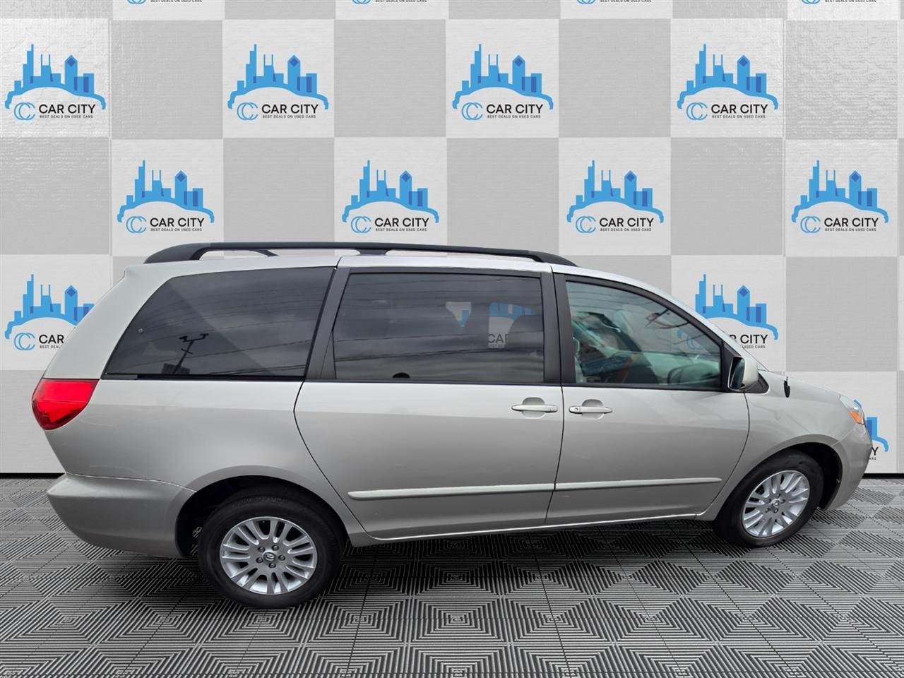 Toyota Sienna XLE FWD 2009