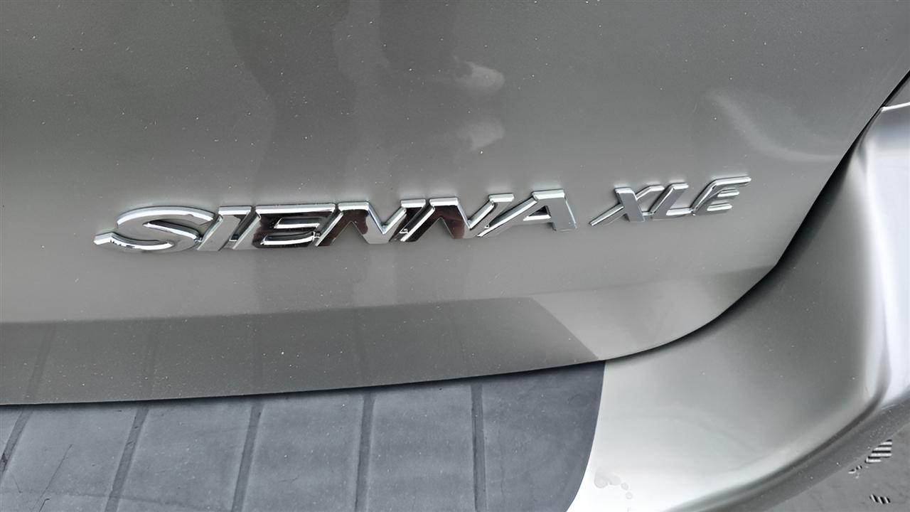Toyota Sienna XLE FWD 2009