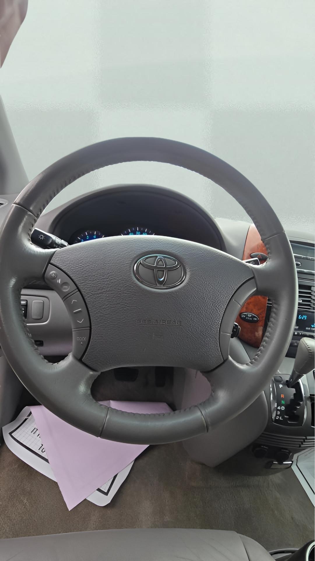 Toyota Sienna XLE FWD 2009