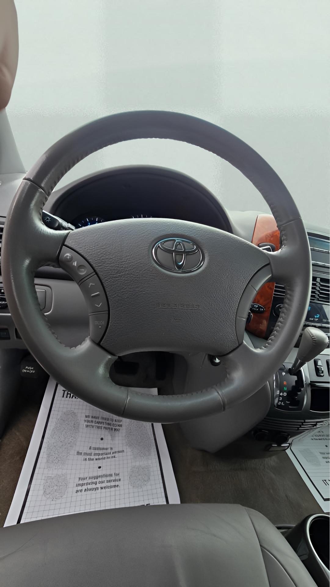 Toyota Sienna XLE FWD 2009