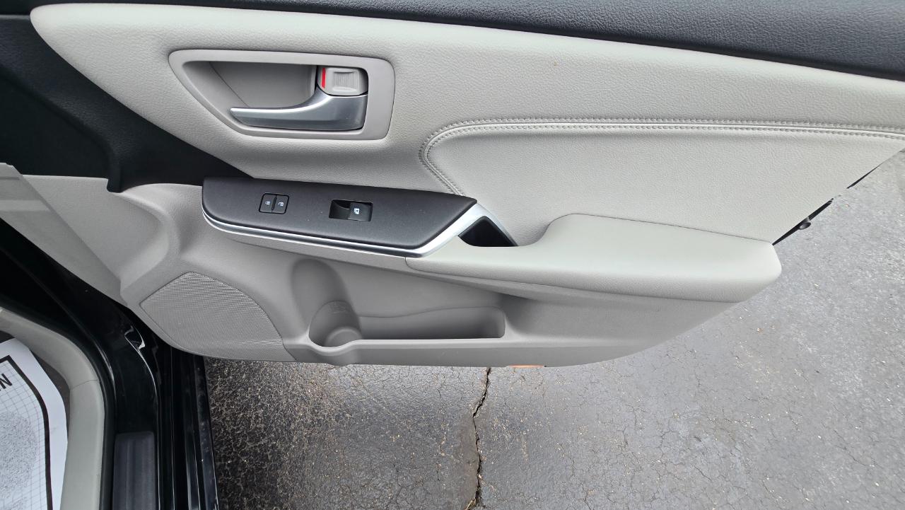 Toyota Camry Hybrid SE 2016