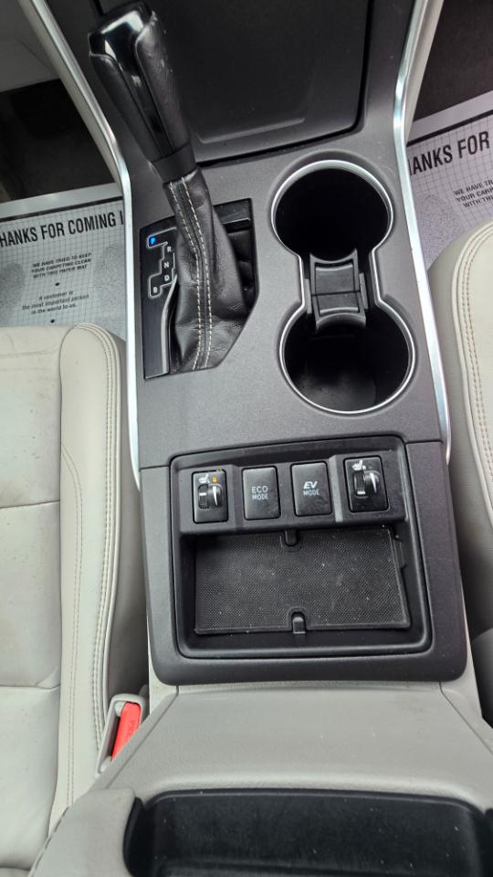 Toyota Camry Hybrid SE 2016