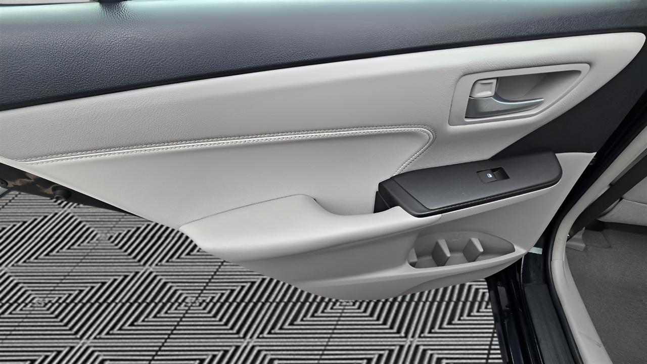 Toyota Camry Hybrid SE 2016