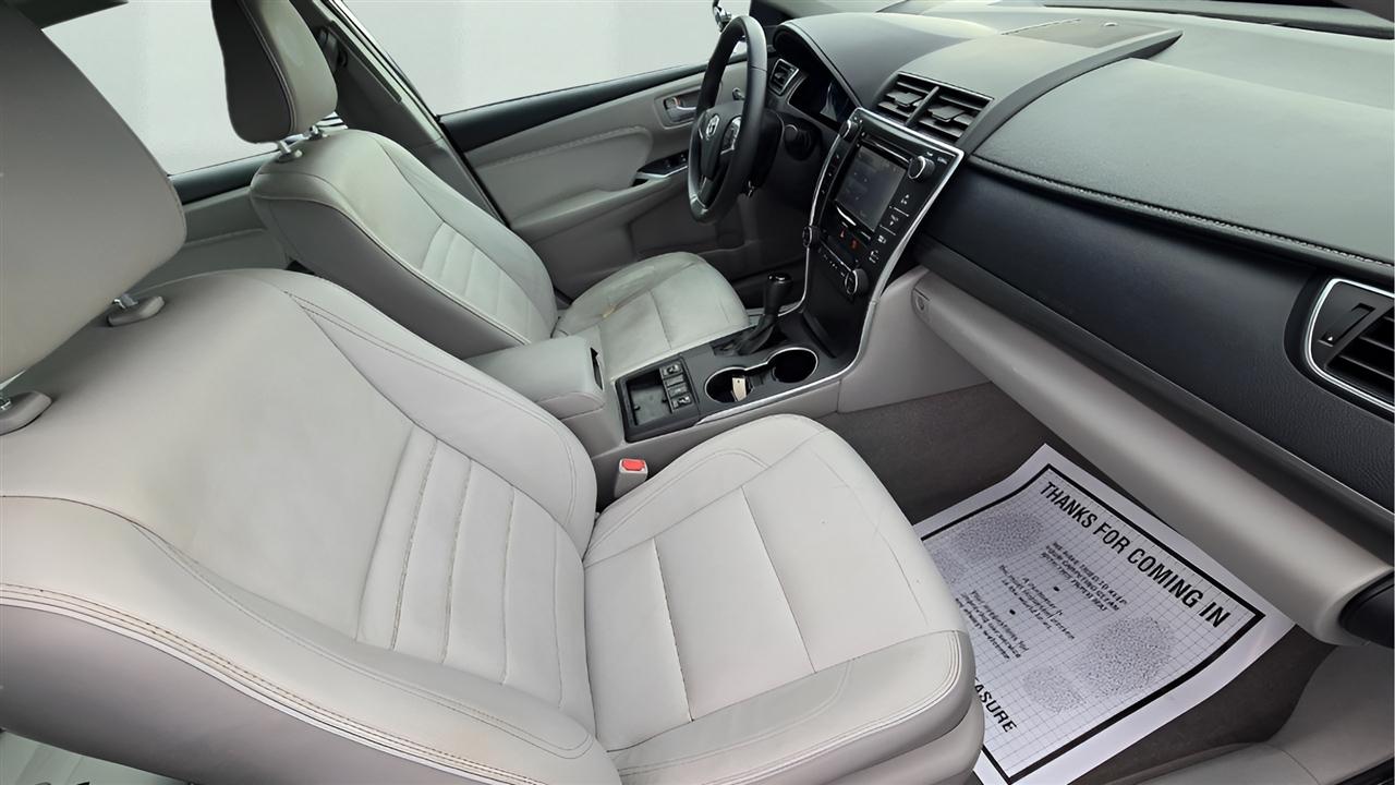 Toyota Camry Hybrid SE 2016
