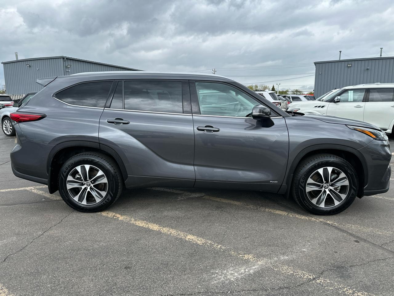 Toyota Highlander Hybrid XLE AWD 2022