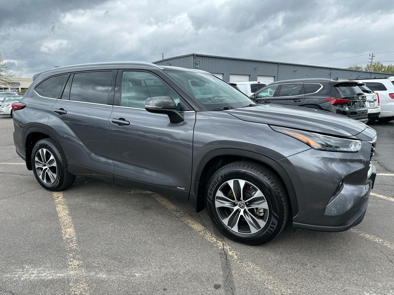 Toyota Highlander Hybrid XLE AWD 2022