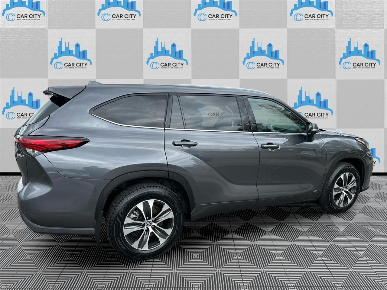 Toyota Highlander Hybrid XLE AWD 2022