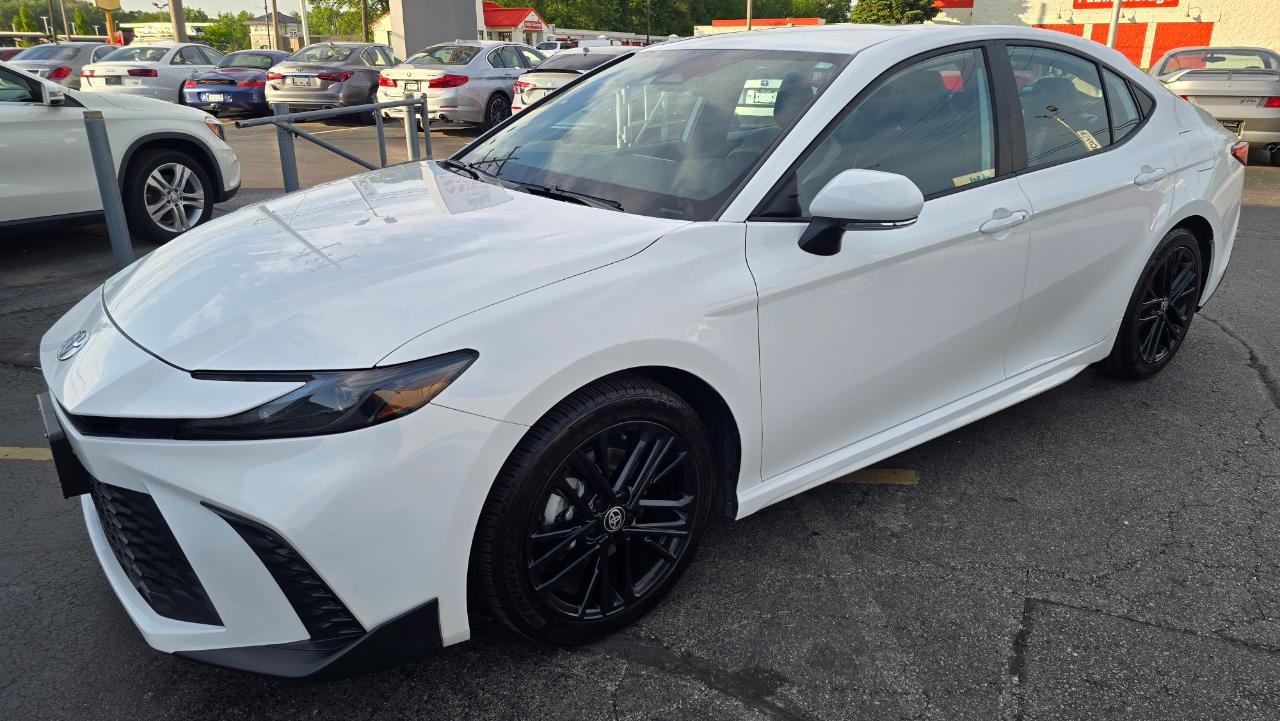 Toyota Camry Hybrid XLE 2025