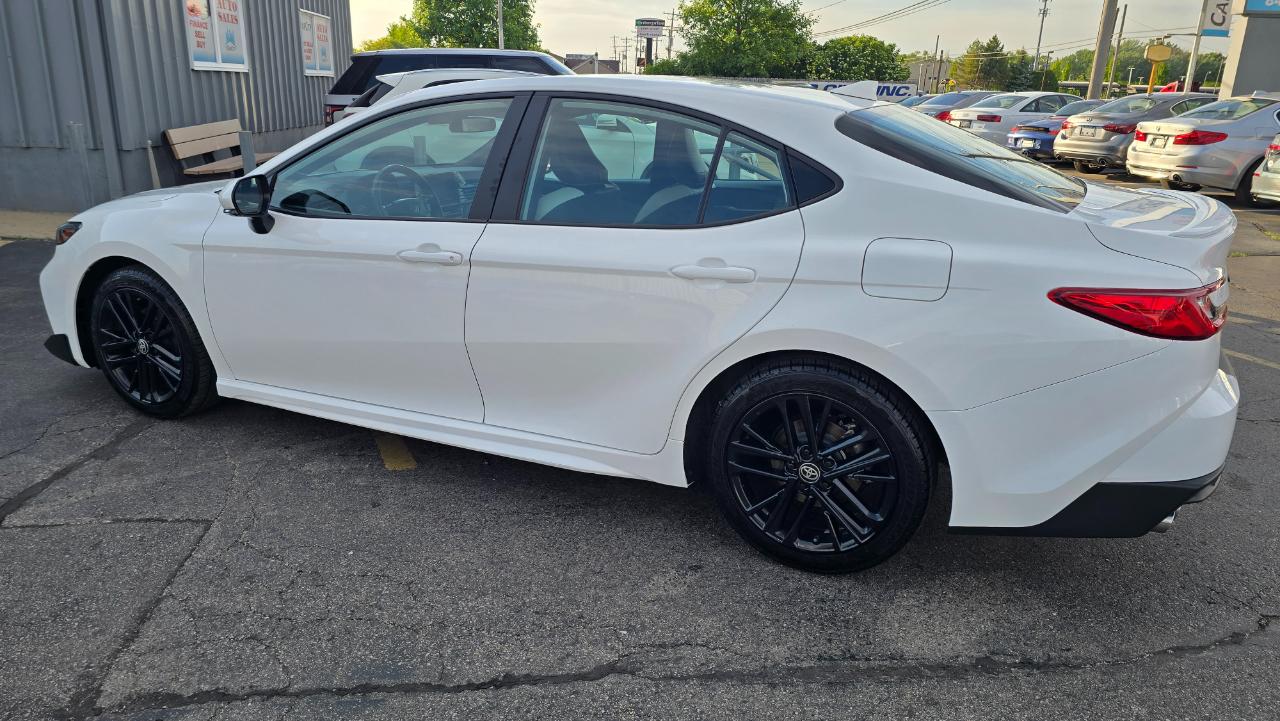 Toyota Camry Hybrid XLE 2025