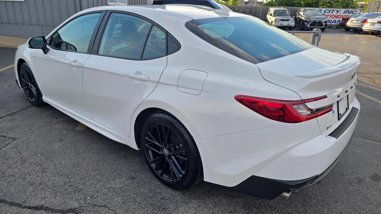 Toyota Camry Hybrid XLE 2025
