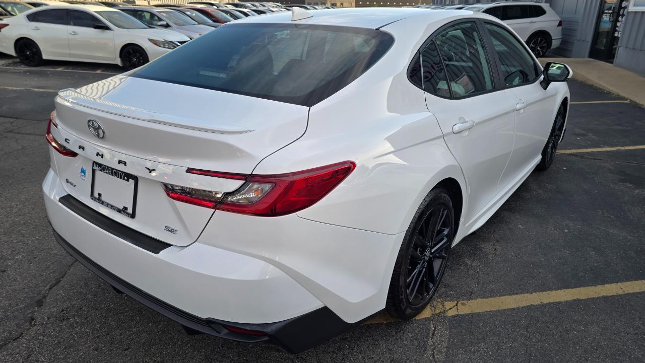 Toyota Camry Hybrid XLE 2025