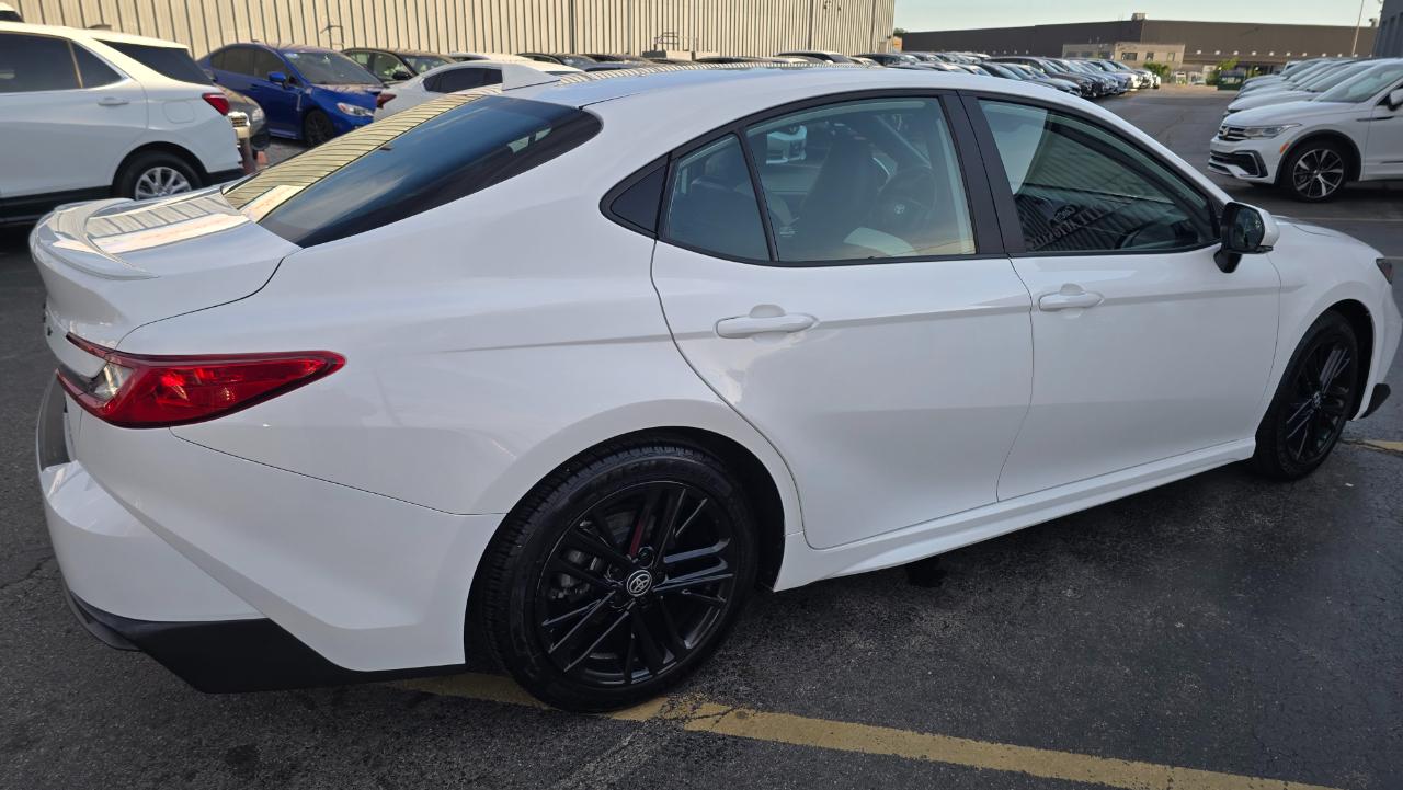 Toyota Camry Hybrid XLE 2025