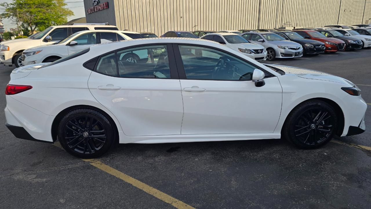 Toyota Camry Hybrid XLE 2025