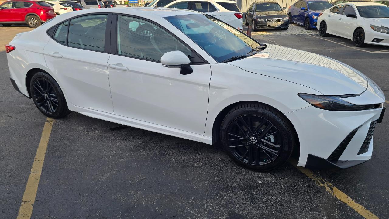 Toyota Camry Hybrid XLE 2025