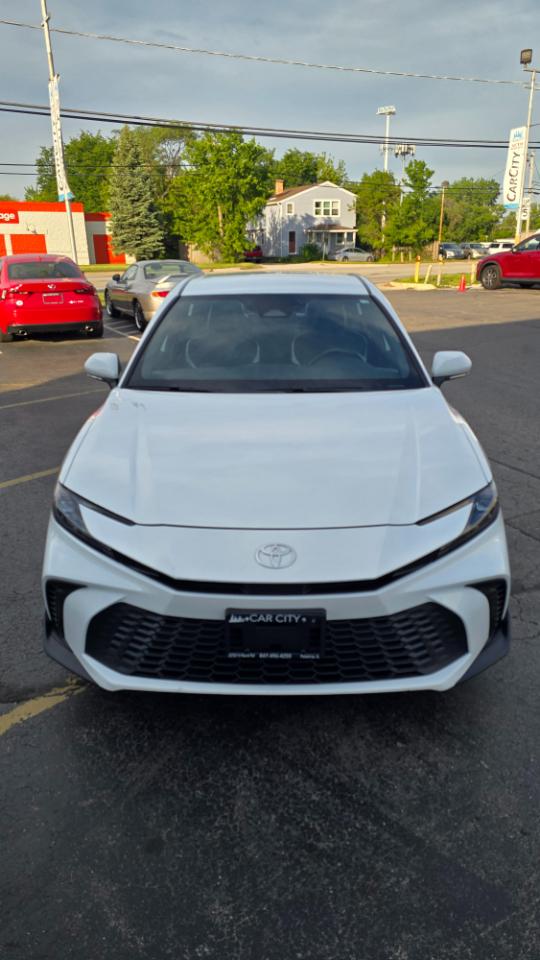 Toyota Camry Hybrid XLE 2025