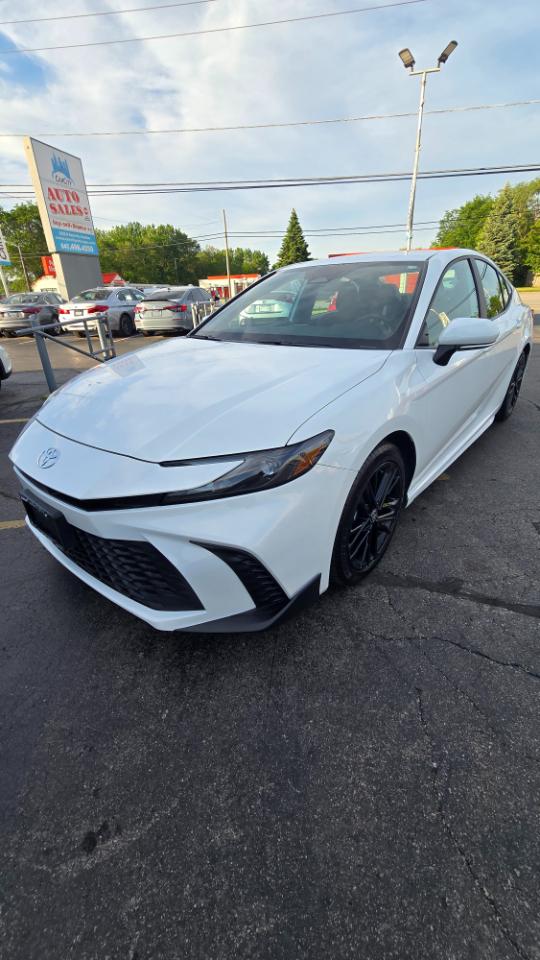 Toyota Camry Hybrid XLE 2025