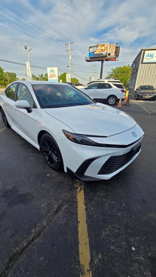 Toyota Camry Hybrid XLE 2025