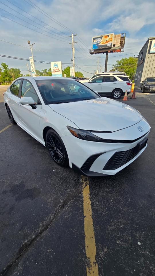 Toyota Camry Hybrid XLE 2025
