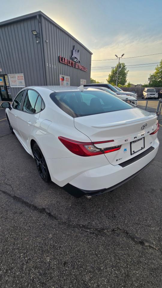 Toyota Camry Hybrid XLE 2025