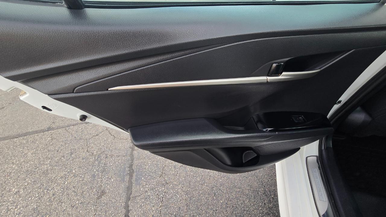 Toyota Camry Hybrid XLE 2025