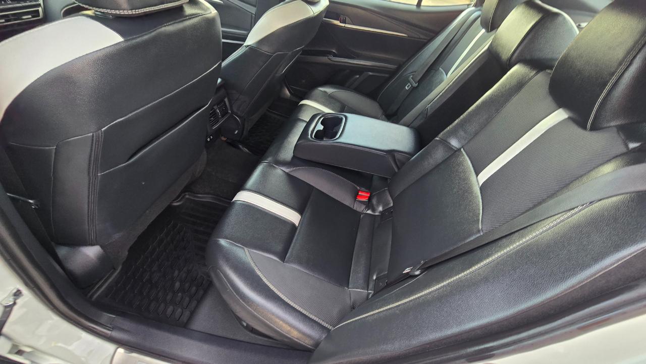Toyota Camry Hybrid XLE 2025