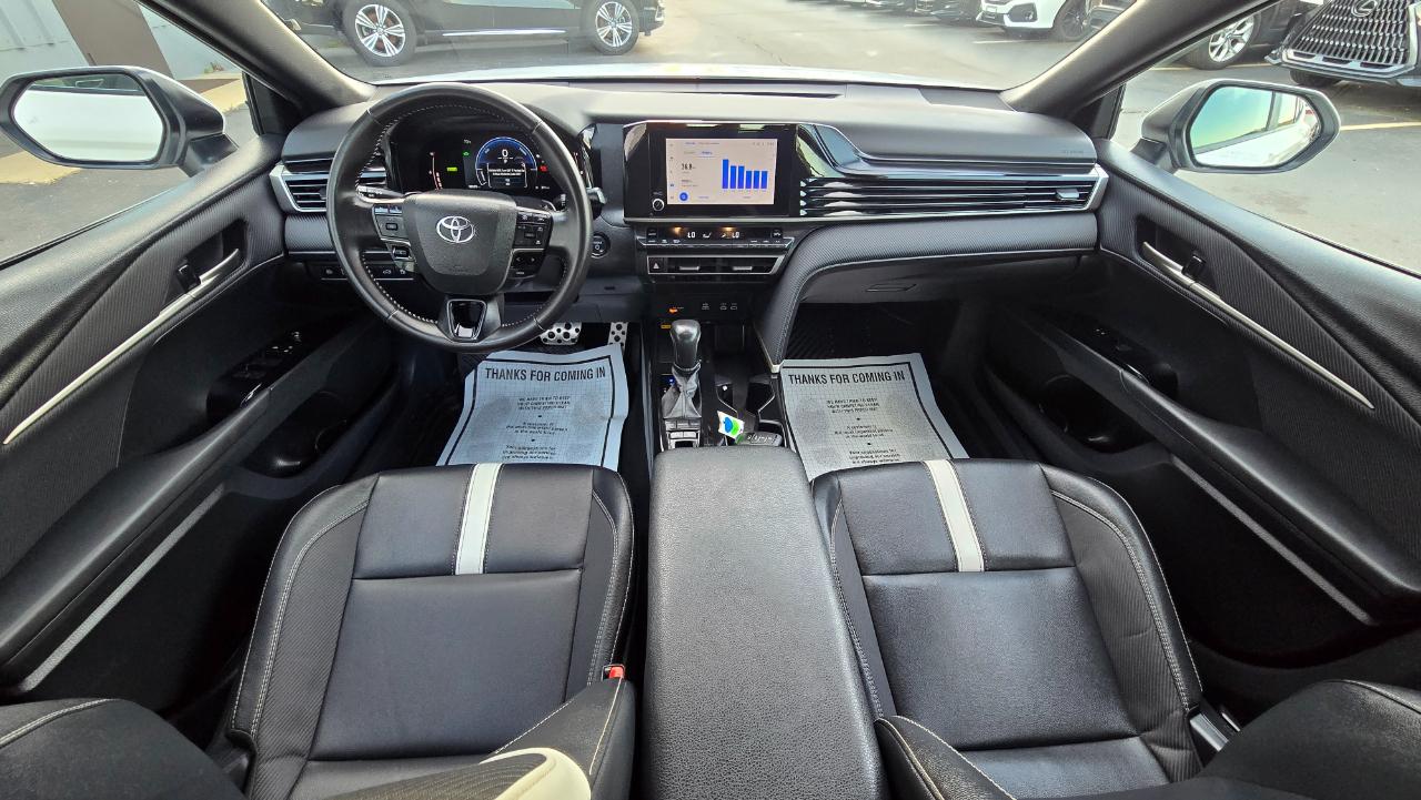 Toyota Camry Hybrid XLE 2025