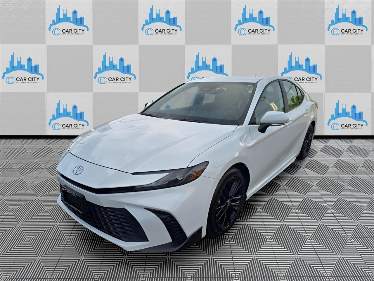 Toyota Camry Hybrid XLE 2025