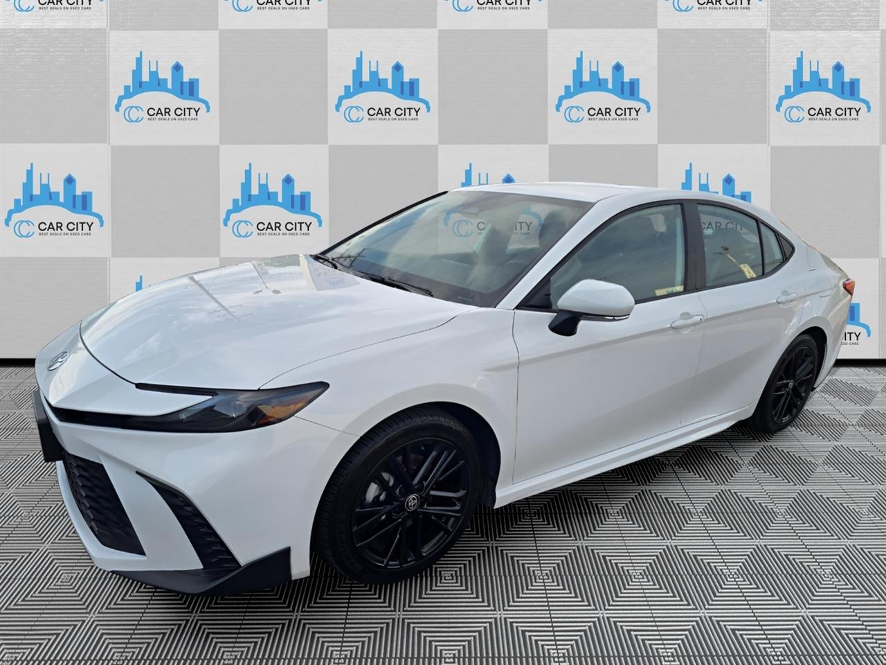 Toyota Camry Hybrid XLE 2025
