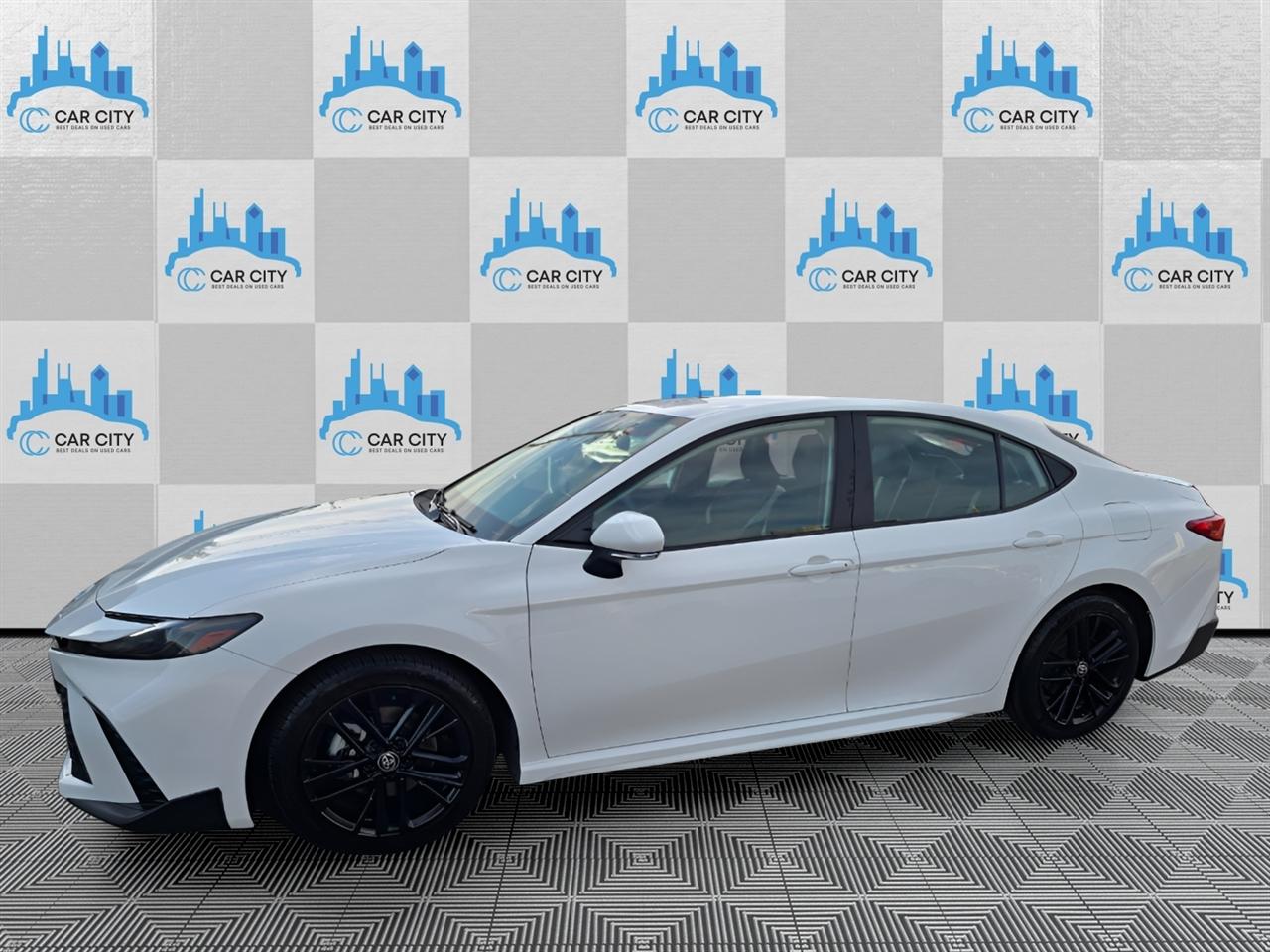 Toyota Camry Hybrid XLE 2025