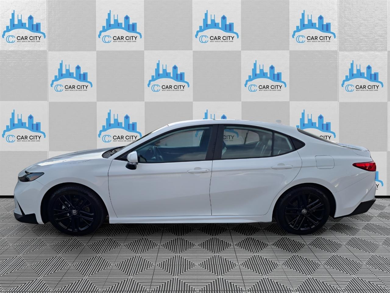 Toyota Camry Hybrid XLE 2025