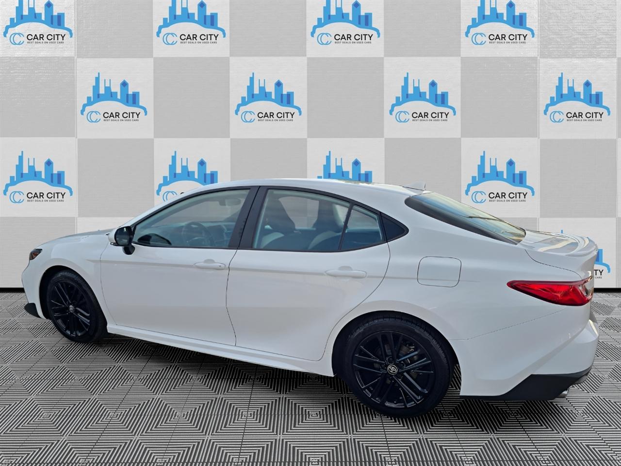 Toyota Camry Hybrid XLE 2025