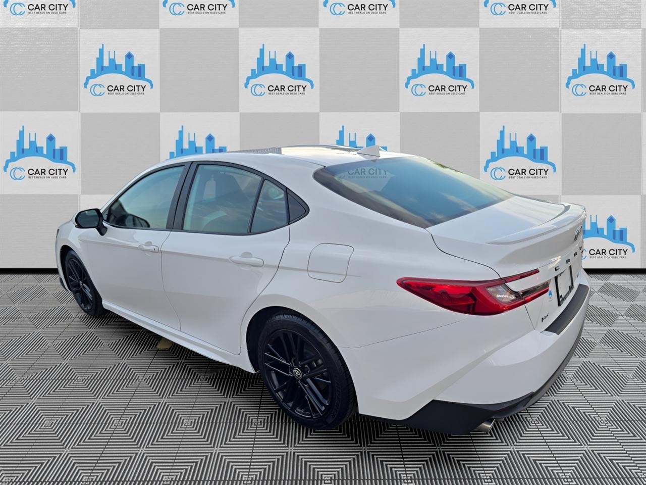 Toyota Camry Hybrid XLE 2025