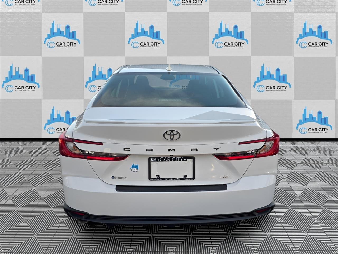 Toyota Camry Hybrid XLE 2025