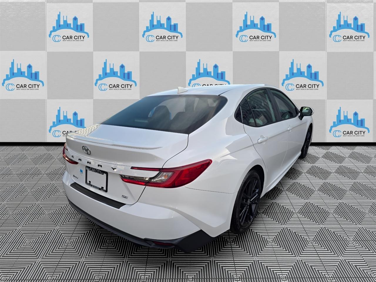 Toyota Camry Hybrid XLE 2025