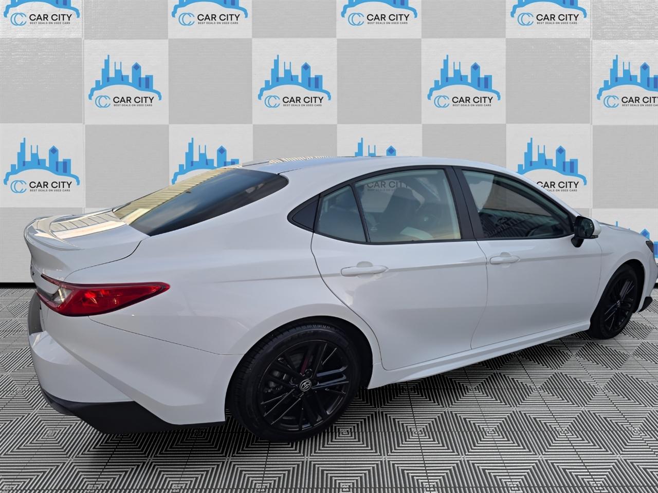 Toyota Camry Hybrid XLE 2025
