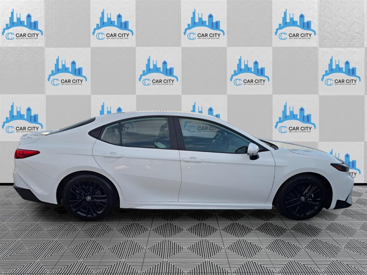 Toyota Camry Hybrid XLE 2025