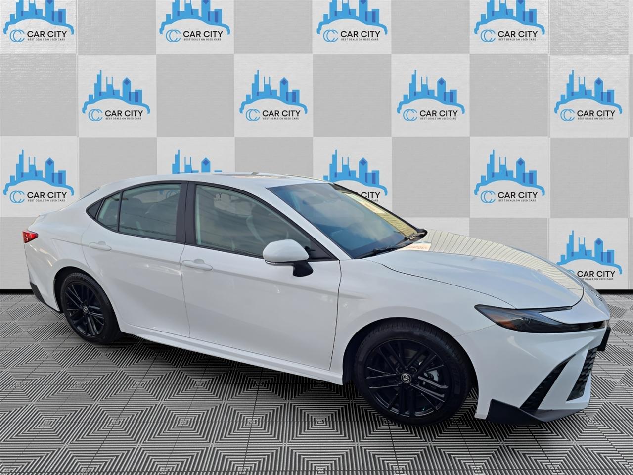Toyota Camry Hybrid XLE 2025